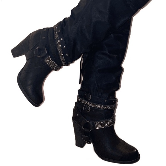 𝐸𝑚𝑏𝑒𝑙𝑙𝑖𝑠ℎ𝑒𝑑 𝐵𝑜𝑜𝑡𝑠 - Picture 4 of 6